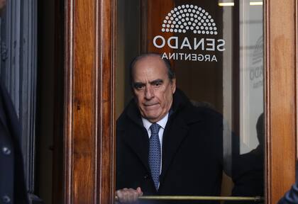El jefe de gabinete, Guillermo Francos, sale del Senado de la Nación