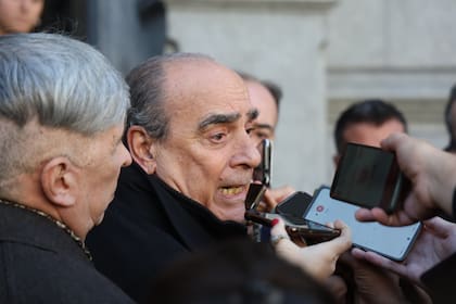 El jefe de gabinete, Guillermo Francos, sale del Senado de la Nación