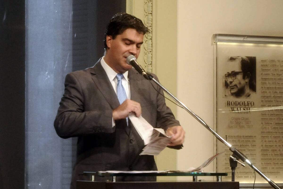 El jefe de Gabinete, Jorge Capitanich, esta mañana al romper las páginas del diario Clarín