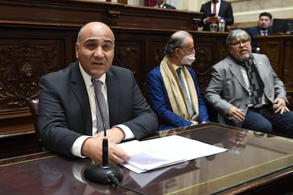 El jefe de Gabinete, Juan Manzur, anticipó la próxima suba tarifaria desde el recinto del Senado