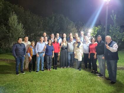 El jefe de Gabinete, Juan Manzur, durante el encuentro con legisladores en el jardín de su casa en Tucumán