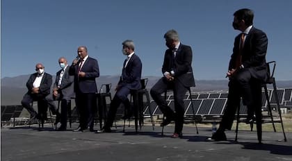 El jefe de gabinete Juan Manzur habla en el escenario. A su izquierda, el gobernador de San Juan Sergio Uñac, el presidente de YPF Pablo González y el CEO de YPF Luz Martín Mandarano.