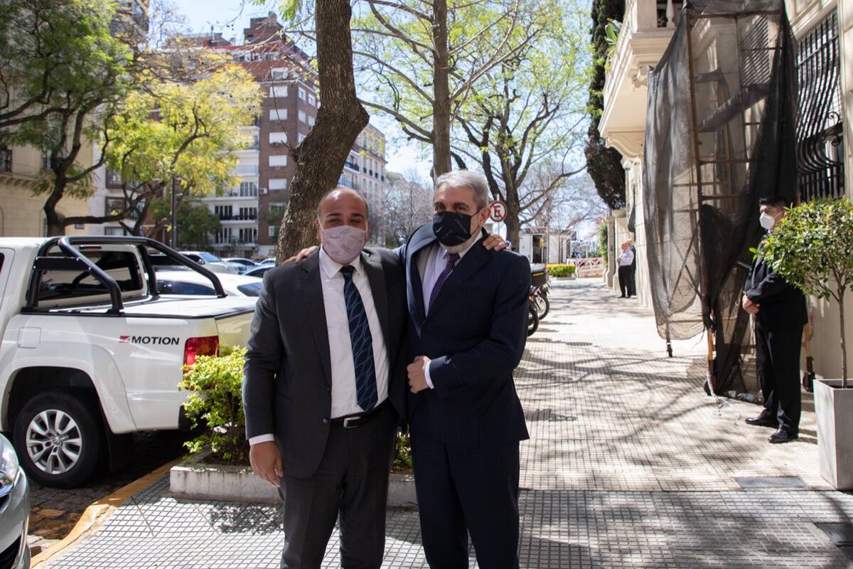 El jefe de Gabinete, Juan Manzur, y el ministro Aníbal Fernández en la puerta de la cartera de Seguridad.