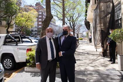 El jefe de Gabinete, Juan Manzur, y el ministro Aníbal Fernández en la puerta de la cartera de Seguridad.
