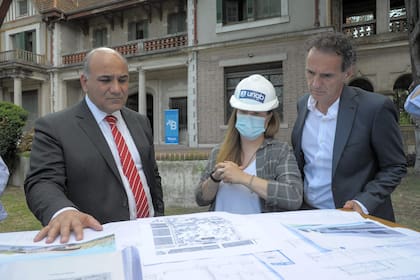 El jefe de Gabinete, Juan Manzur, y el ministro de Obras Públicas, Gabriel Katopodis, hoy en una visita a Almirante Brown, el distrito donde el FdT ganó por 120.000 votos en las elecciones legislativas.