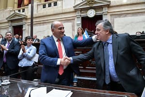 El jefe de Gabinete, Juan Manzur, y el titular del bloque de diputados de la UCR, Mario Negri, se estrechan la mano