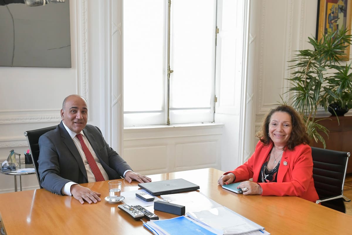 El jefe de gabinete, Juan Manzur, y la designada embajadora en Israel, Cristina Caamaño