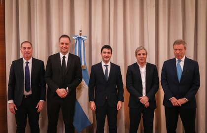 El Jefe de Gabinete, Manuel Adorni, el ministro de Economía, Luis Caputo, su par del Interior, Diego Santilli, junto al Gobernador de Chubut, Ignacio Torres