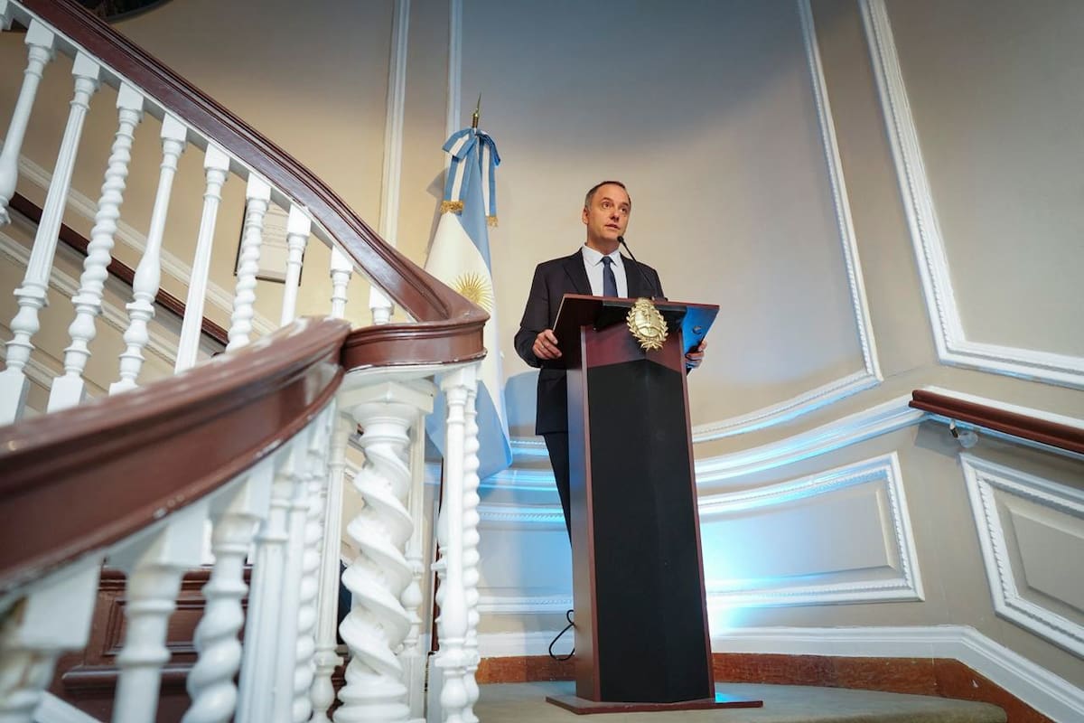 El jefe de Gabinete, Manuel Adorni, en el Consulado de la República Argentina en Nueva York