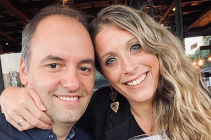 El jefe de Gabinete Manuel Adorni junto a su esposa Bettina Angeletti