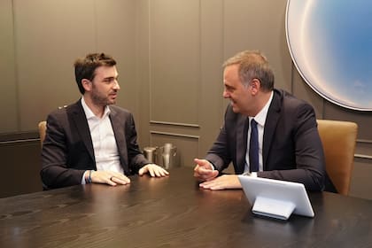 El jefe de Gabinete, Manuel Adorni, mantuvo un encuentro con el gobernador de Chubut, Ignacio Torres, en la ciudad de Nueva York, en el marco de la Argentina Week