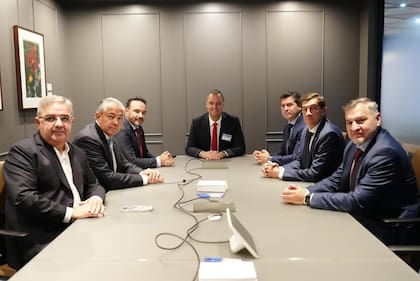 El jefe de Gabinete, Manuel Adorni, mantuvo un encuentro en la sede del Bank of America en Nueva York con los gobernadores de Catamarca, Raúl Jalil; Corrientes, Juan Pablo Valdés; San Juan, Marcelo Orrego; Jujuy, Carlos Sadir; y Neuquén, Rolando Figueroa; y con el ministro de Hacienda de Chaco, Alejandro Abraam