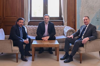 El Jefe de Gabinete Manuel Adorni y el ministro del Interior Diego Santilli se reunieron con el gobernador de Salta, Gustavo Sáenz en Casa Rosada