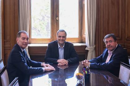 El Jefe de Gabinete, Manuel Adorni, y el ministro del Interior, Diego Santilli, junto al gobernador de Río Negro, Alberto Weretilneck, en Casa Rosada