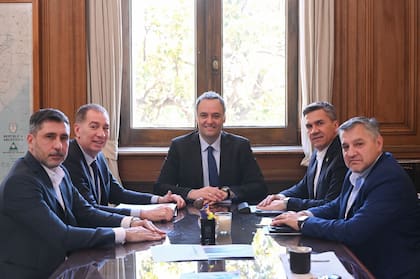 El jefe de Gabinete, Manuel Adorni, y el ministro del Interior, Diego Santilli, recibieron al gobernador de Chaco, Leandro Zdero, en la Casa Rosada