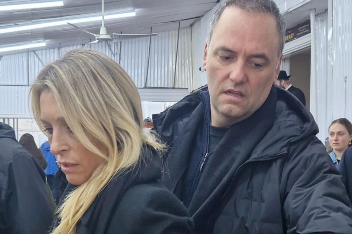 El jefe de Gabinete, Manuel Adorni, y su esposa, Bettina Angeletti, durante la visita a la tumba del rebe de Lubavitch, en Nueva York