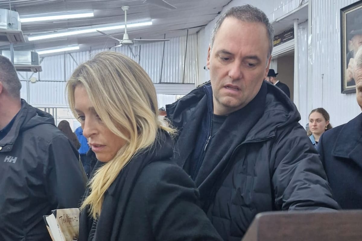 El jefe de Gabinete, Manuel Adorni, y su esposa, Bettina Angeletti, en una de las paradas del viaje oficial a New York