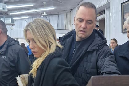 El jefe de Gabinete, Manuel Adorni, y su esposa, Bettina Angeletti, durante la visita a la tumba del rebe de Lubavitch, en Nueva York
