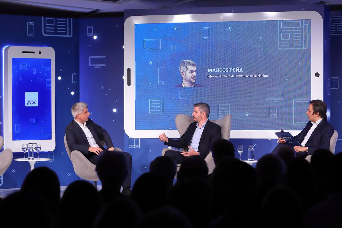 El jefe de Gabinete, Marcos Peña (centro), es entrevistado por José Del Rio (derecha) y Martín Rodríguez Yebra (izquierda), ambos de LA NACION