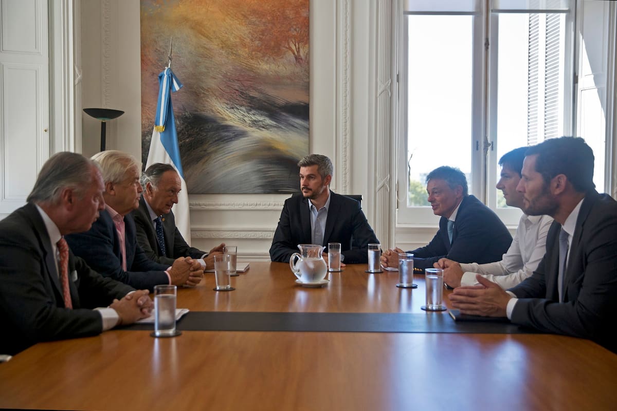El jefe de Gabinete Marcos Pena, y el ministro de Producción, Francisco Cabrera, durante una reunion con los miembros del comite ejecutivo de la Union Industrial Argentina (UIA) con el proposito de analizar futuras medidas para dinamizar ese sector. En Casa Rosada.