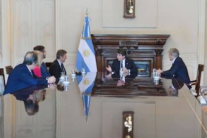 El Jefe de Gabinete, Nicolás Posse, el ministro de Economía, Luis Caputo y los representantes de Enel durante una reunión en la Casa Rosada