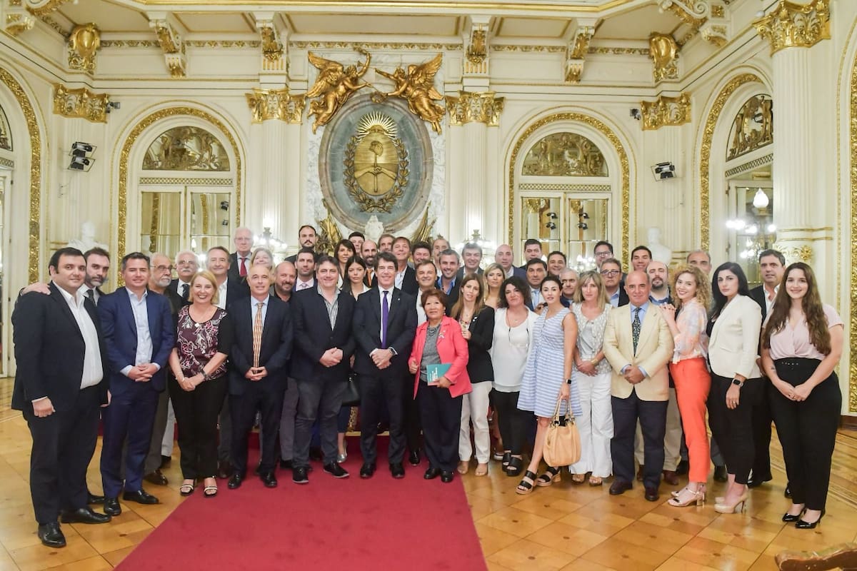 El jefe de Gabinete, Nicolás Posse, junto a legisladores de La Libertad Avanza (LLA), en una reunión previa a la Asamblea Legislativa