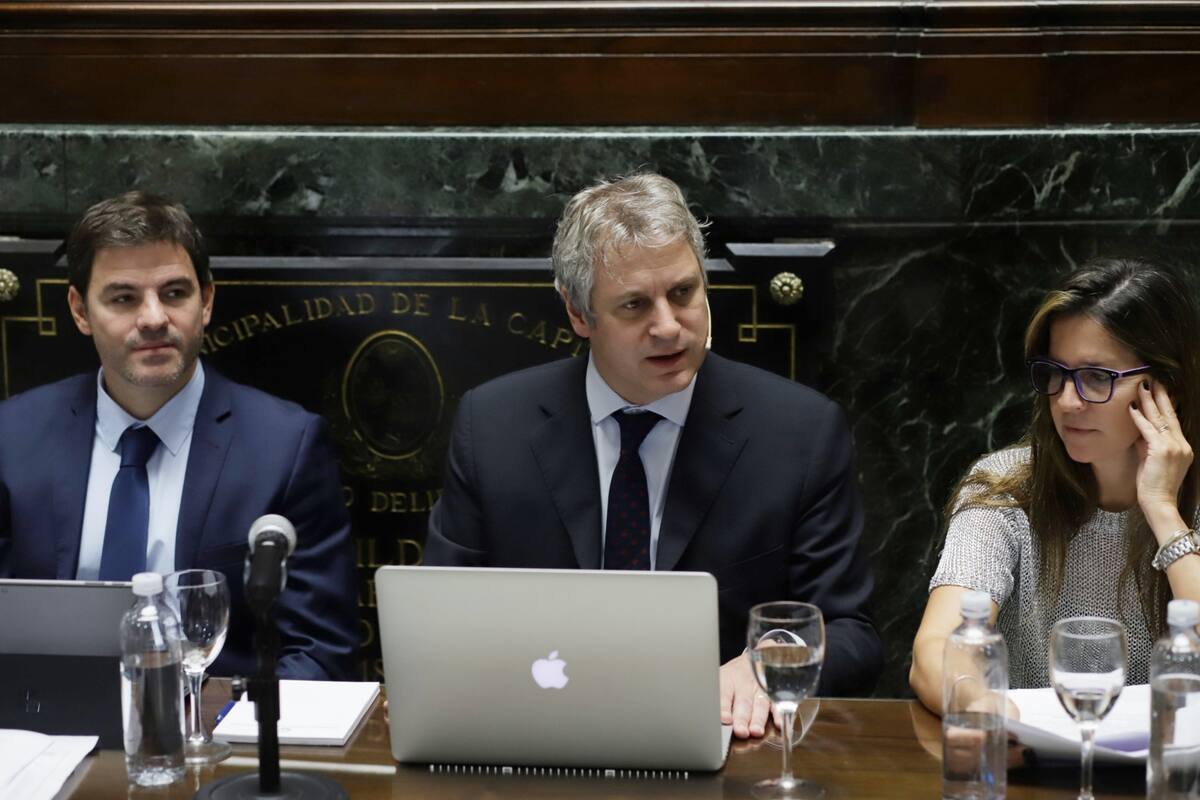 El jefe de Gabinete porteño, Felipe Miguel, en la Legislatura, junto a Facundo Carrillo, secretario de Planificación, Evaluación y Coordinación de Gestión, y Florencia Tauz, jefa de Asesores