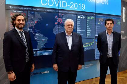 El jefe de Gabinete, Santiago Cafiero, junto a los ministros de Salud, Ginés González García, y de Interior, Eduardo de Pedro, enla sala de situación