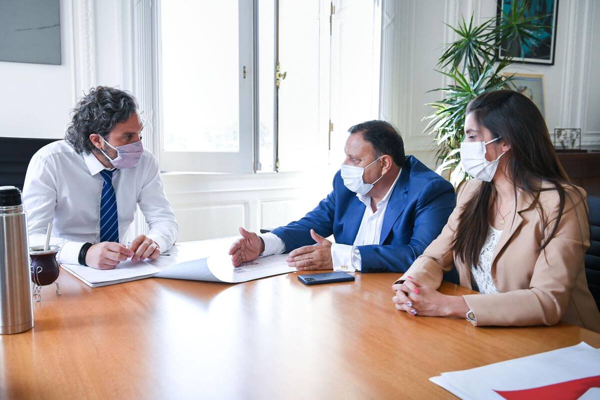 El jefe de gabinete, Santiago Cafiero, junto con el gobernador de La Rioja, Ricardo Quintela, y su vice, Florencia López