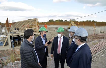 El jefe de gabinete Santiago Cafiero y los ministros Gabriel Katopodis y Matías Kulfas junto al gobernador de Tucumán, Juan Manzur, recorre obras en esa provincia.