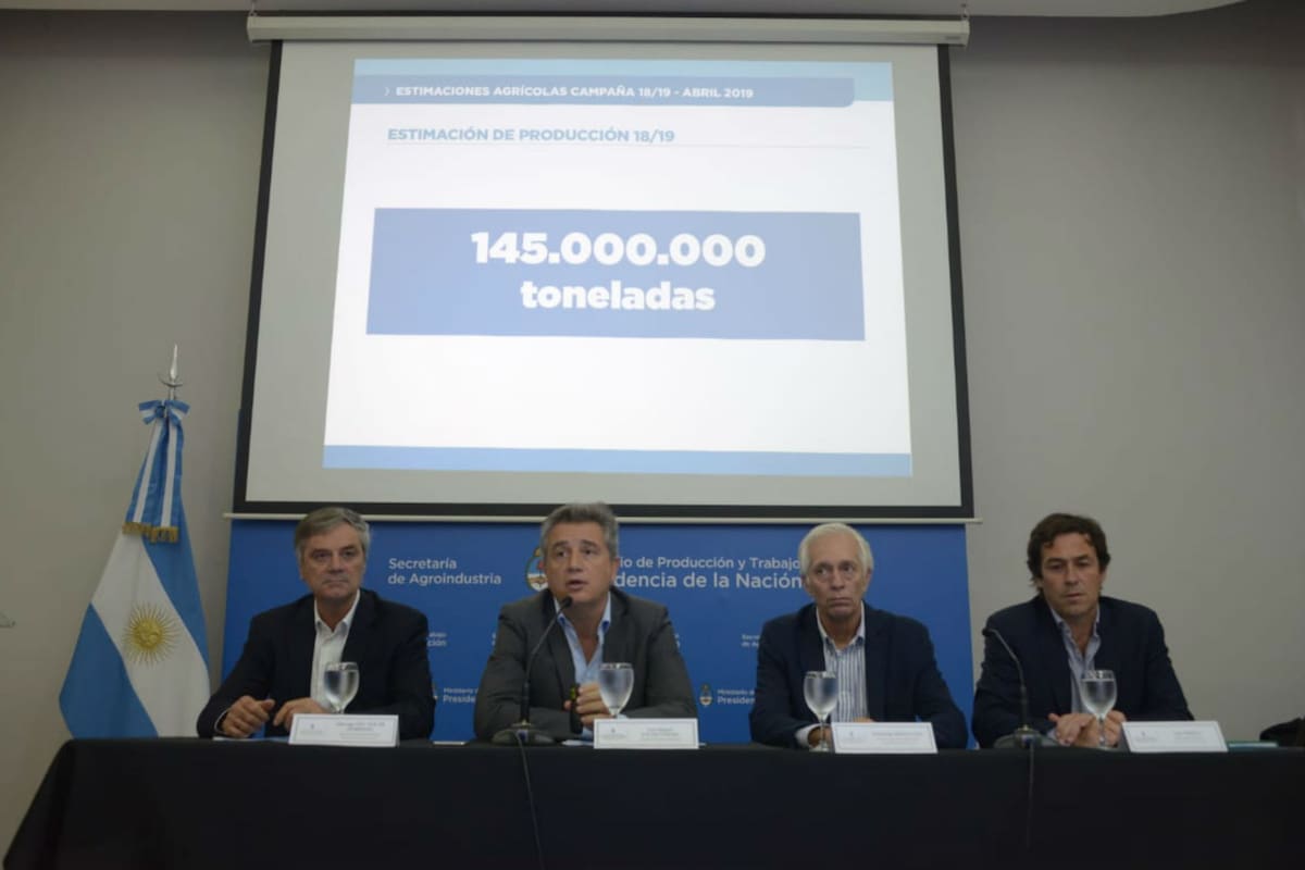 El jefe de Gabinete Santiago del Solar, el secretario de Gobierno de Agroindustria Luis Miguel Etchevehere, el secretario de Agricultura Guillermo Bernaudo y el subsecretario de Agricultura Luis Urriza