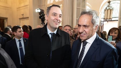 El jefe de Gabinete y Daniel Scioli en los festejos por la República Italiana