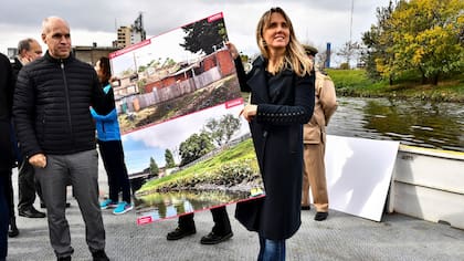 El jefe de Gobierno de la Ciudad, Horacio Rodríguez Larreta, recorrió junto a un grupo de vecinos los márgenes del Riachuelo, para observar las tareas de limpieza que se vienen realizando.