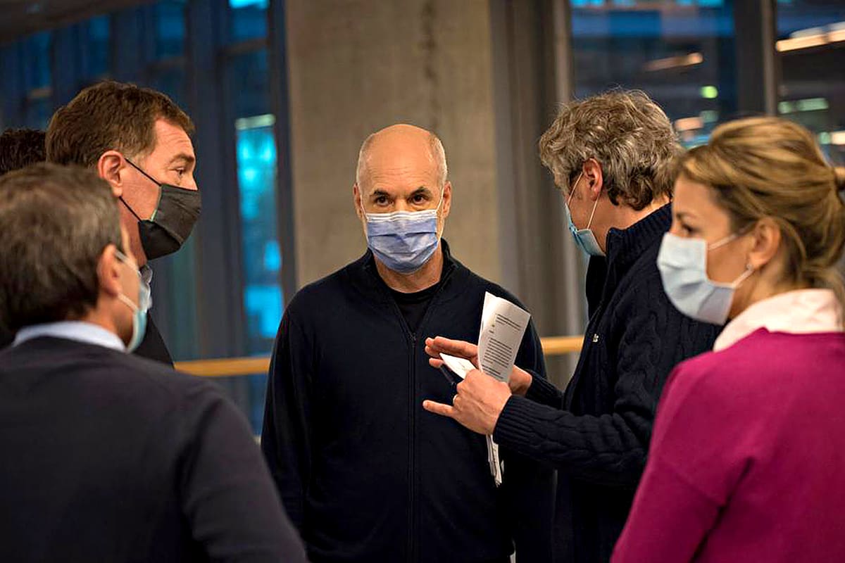 El jefe de gobierno, Horacio Rodríguez Larreta, rodeado de sus ministros.