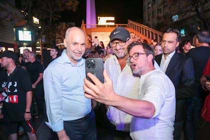 El jefe de Gobierno Horacio Rodríguez Larreta, el actor Gabriel Goity y el ministro de Cultura porteño Enrique Avogadro, en modo selfie