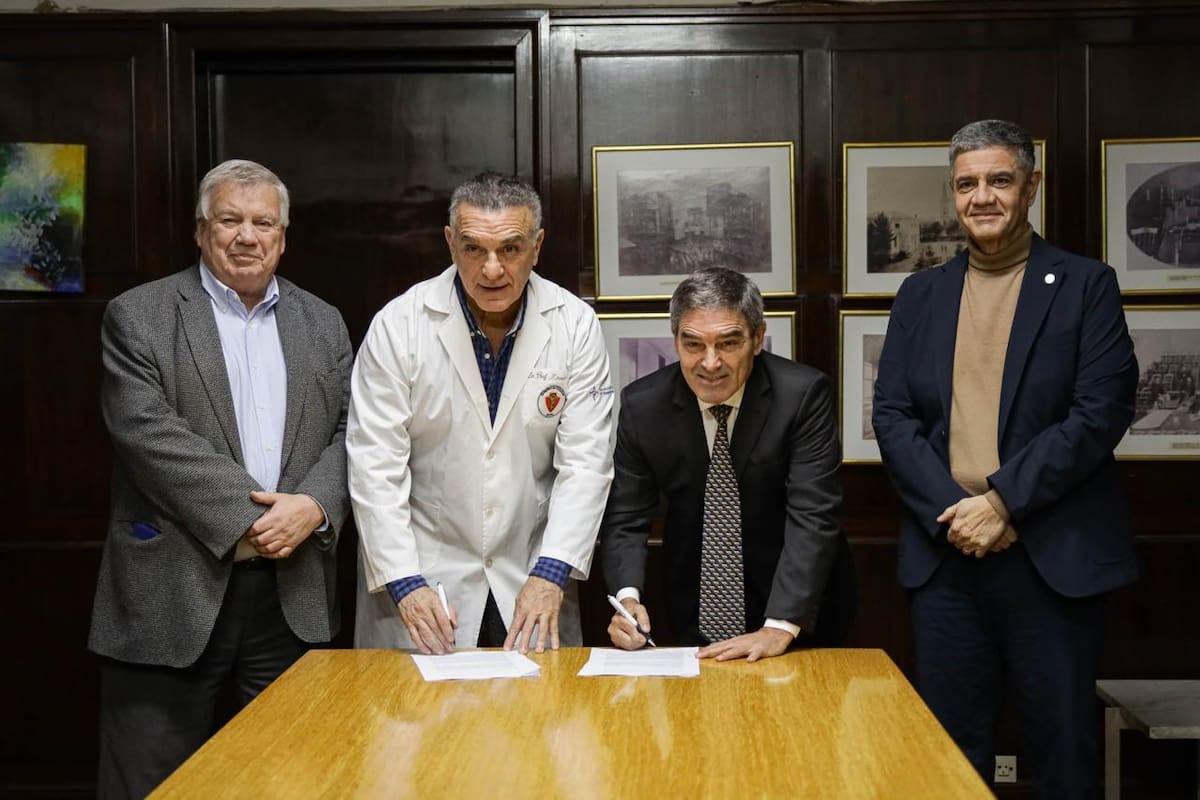 El Jefe de gobierno, Jorge Macri (der.), junto al rector de la UBA, Ricardo Gelpi (izq.); el ministro de Salud porteño, Fernán Quiros, y el director del Hospital de Clínicas, Marcelo Melo (en el centro)