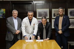 El Jefe de gobierno, Jorge Macri (der.), junto al rector de la UBA, Ricardo Gelpi (izq.); el ministro de Salud porteño, Fernán Quiros, y el director del Hospital de Clínicas, Marcelo Melo (en el centro)