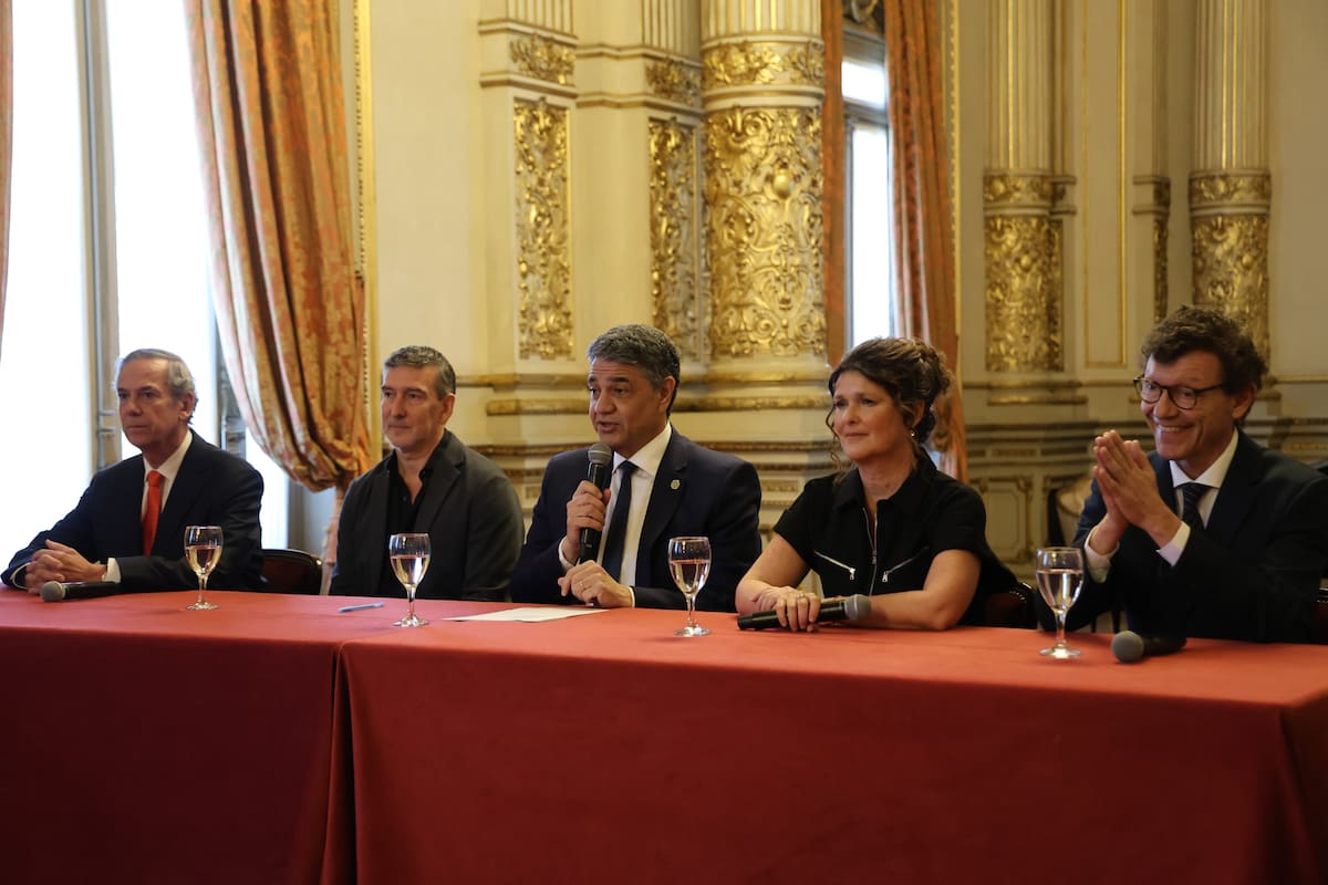 El jefe de gobierno Jorge Macri y la ministra de Cultura, Gabriela ricardes, pusieron en funciones a las nuevas autoridades del Teatro Colón que encabezan Gerardo Grieco (der.), como director general y Julio Bocca, como director del Ballet
