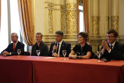 El jefe de gobierno Jorge Macri y la ministra de Cultura, Gabriela ricardes, pusieron en funciones a las nuevas autoridades del Teatro Colón que encabezan Gerardo Grieco (der.), como director general y Julio Bocca, como director del Ballet