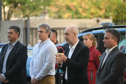 El jefe de gobierno porteño, Horacio Rodríguez Larreta, junto con el ministro de gobierno Jorge Macri; el jefe de Gabinete, Felipe Miguel, y el ministro de Justicia y seguridad, Marcelo D'Alessandro, durante la entrega de "patrulleros inteligentes" para la Policía de la Ciudad