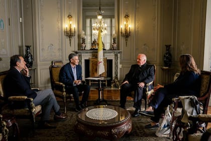 El jefe de gobierno porteño, Jorge Macri; el secretario general, Fulvio Pompeo; la directora general de Cultos, Pilar Bosca; y el nuncio apostólico Michael Wallace Banach