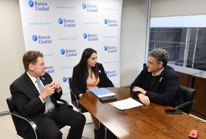 El Jefe de Gobierno porteño, Jorge Macri, el presidente del Banco Ciudad, Guillermo Laje junto a la beneficiaria del crédito