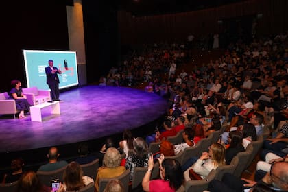 El jefe de Gobierno porteño, Jorge Macri, estuvo presente junto con la ministra de Cultura, Gabriela Ricardes, en el Teatro San Martín; ambos agradecieron particularmente a todos los creadores que hacen posible la programación de calidad en los teatros de la Ciudad