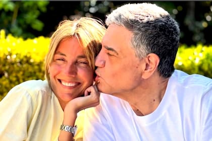 El jefe de Gobierno porteño Jorge Macri junto a su esposa, la conductora de televisión María Belén Ludueña