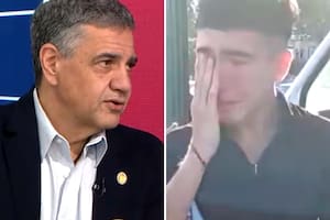 El jefe de Gobierno porteño, Jorge Macri, junto al vendedor ambulante al que le confiscaron los alfajores que ofrecía en Costanera Sur