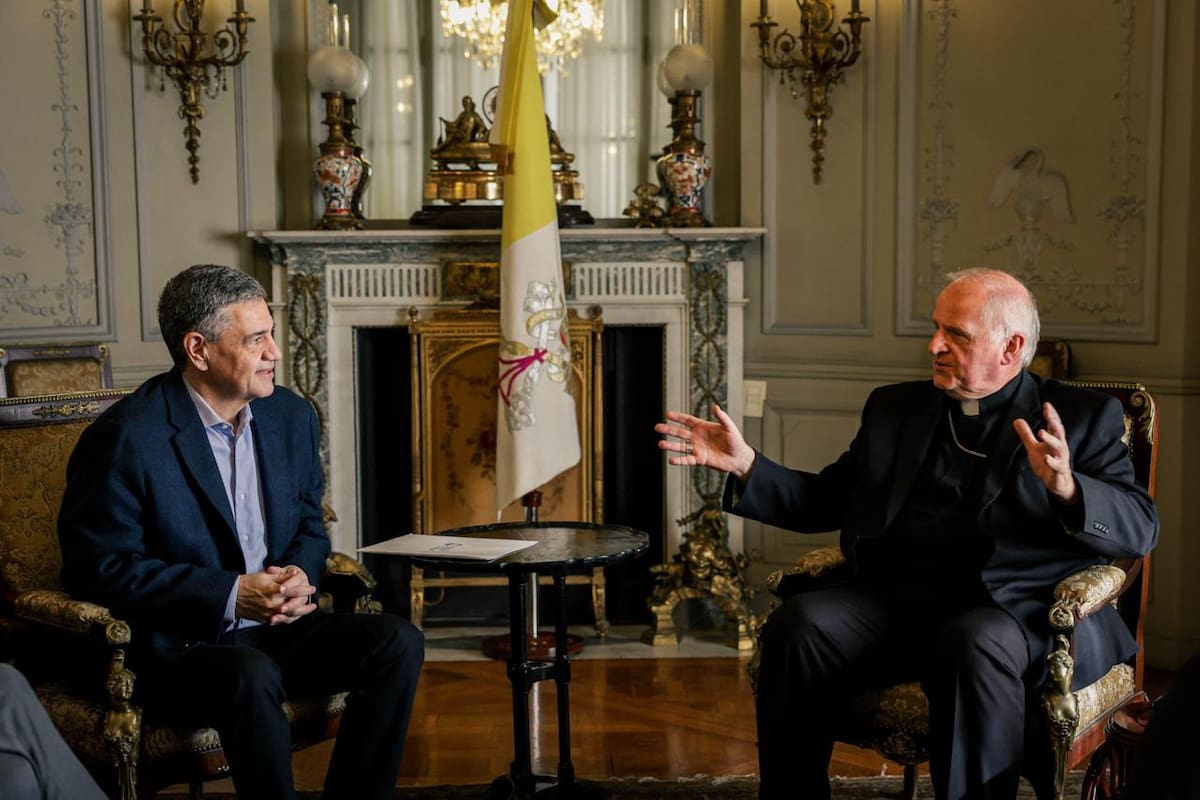 El jefe de gobierno porteño, Jorge Macri, y el nuncio apostólico Michael Wallace Banach