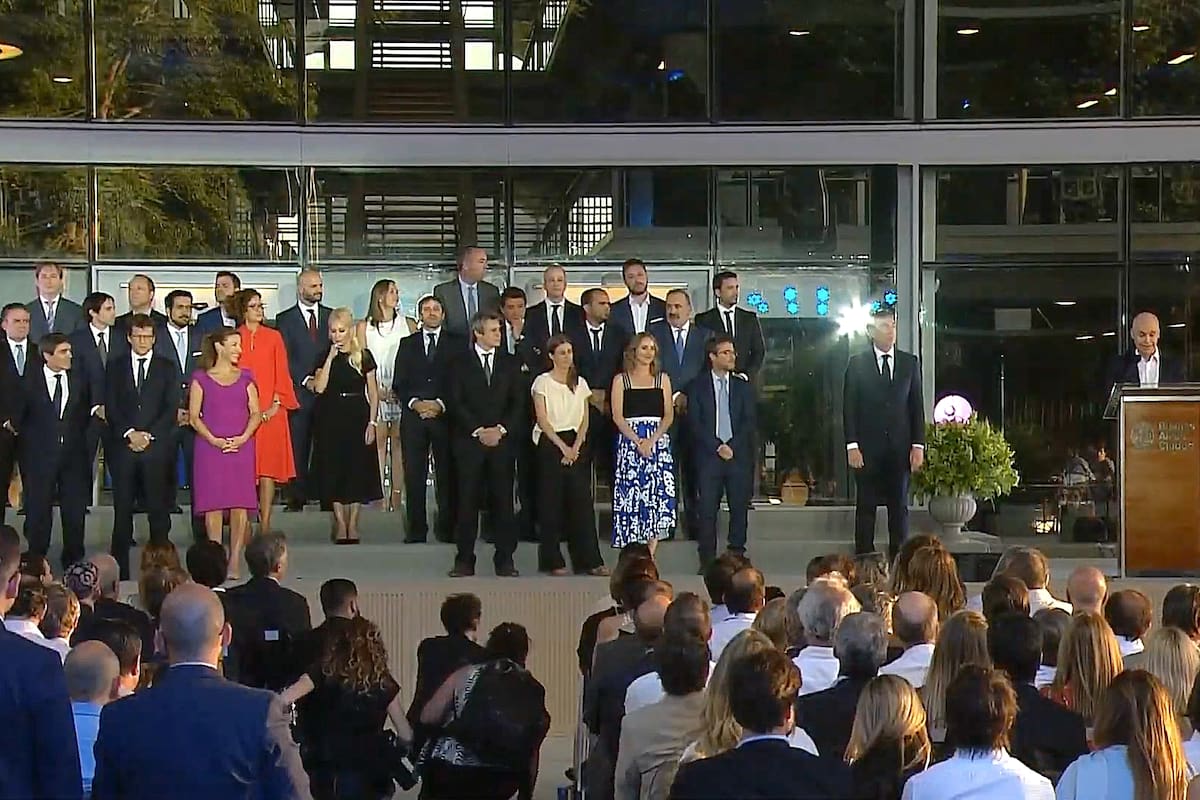 El jefe de gobierno porteño, que asumió su segundo mandato, abrazó cálidamente al presidente y la gobernadora salientes, en la ceremonia que tiene lugar frente a la sede del gobierno