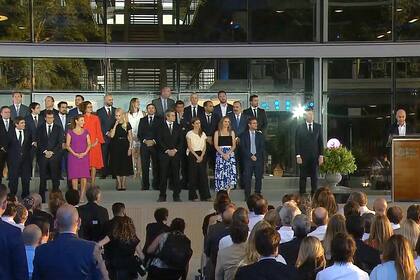 El jefe de gobierno porteño, que asumió su segundo mandato, abrazó cálidamente al presidente y la gobernadora salientes, en la ceremonia que tiene lugar frente a la sede del gobierno