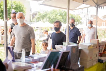 El jefe de Gobierno, Horacio Rodríguez Larreta; Oche Califa, de la FEL, y el ministro de Cultura porteño, Enrique Avogradro, recorrieron la feria en diciembre de 2020