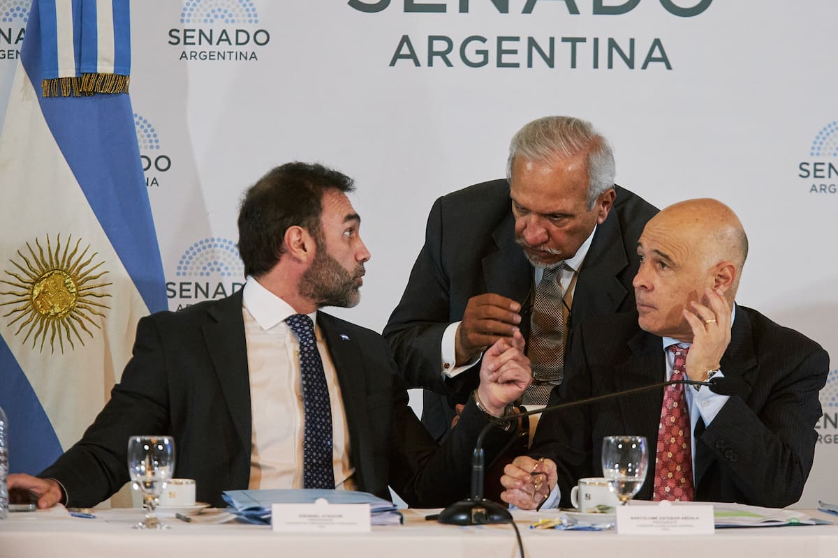 El jefe de la bancada libertaria, Ezequiel Atauche, y el presidente provisional del Senado, Bartolomé Abdala, junto a Juan Carlos Romero
